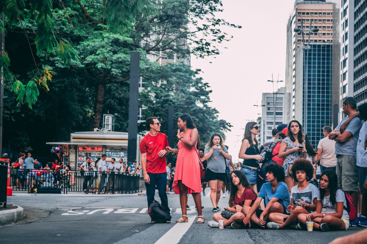 Foto de um grupo de pessoas na avenida Paulista