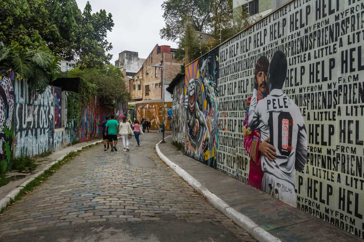 imagem de pessoas andando em uma rua