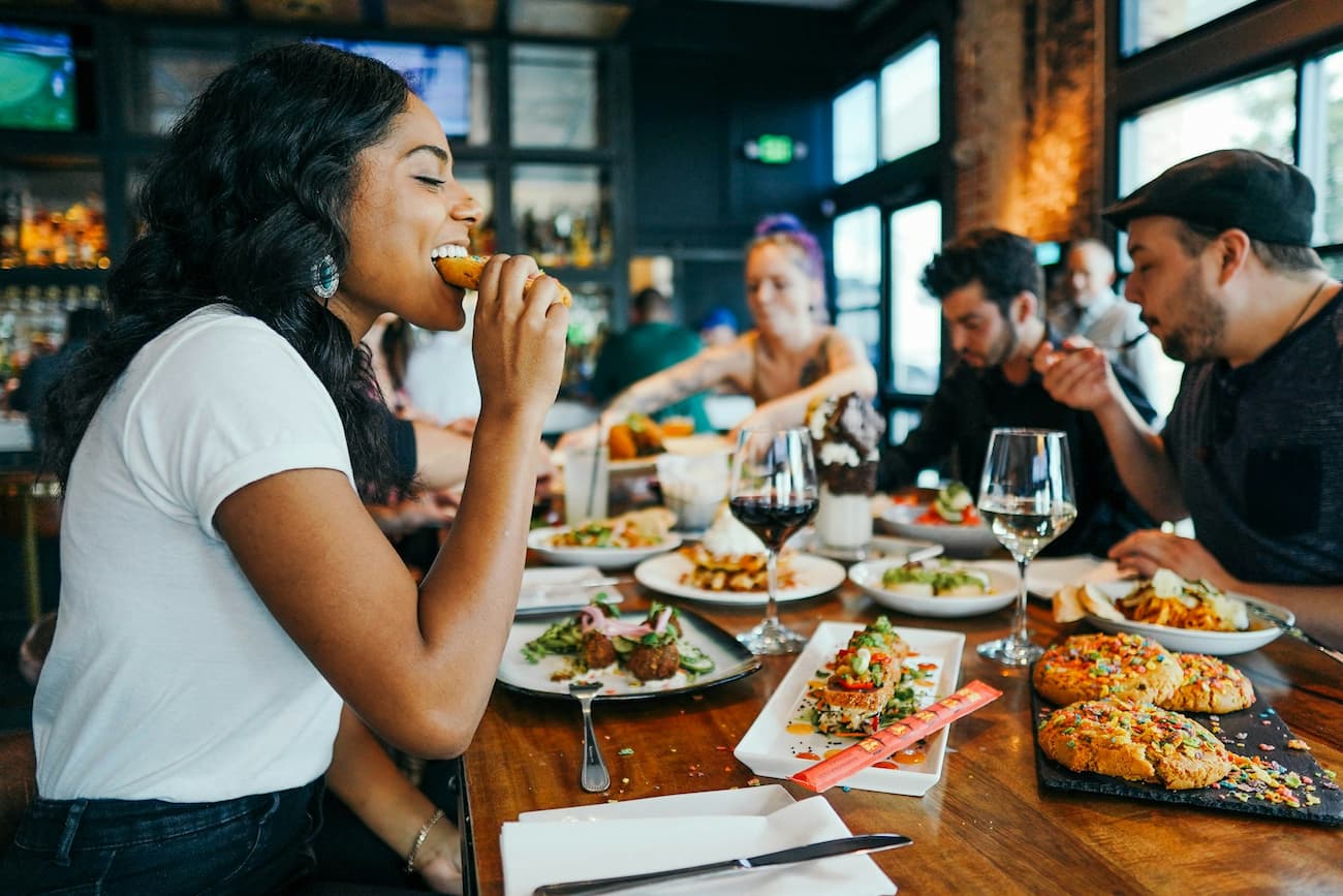 Foto de pessoas comendo