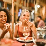 Duas mulheres jantando em um restaurante