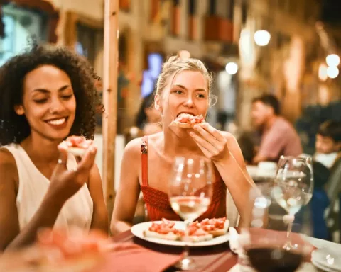 Duas mulheres jantando em um restaurante