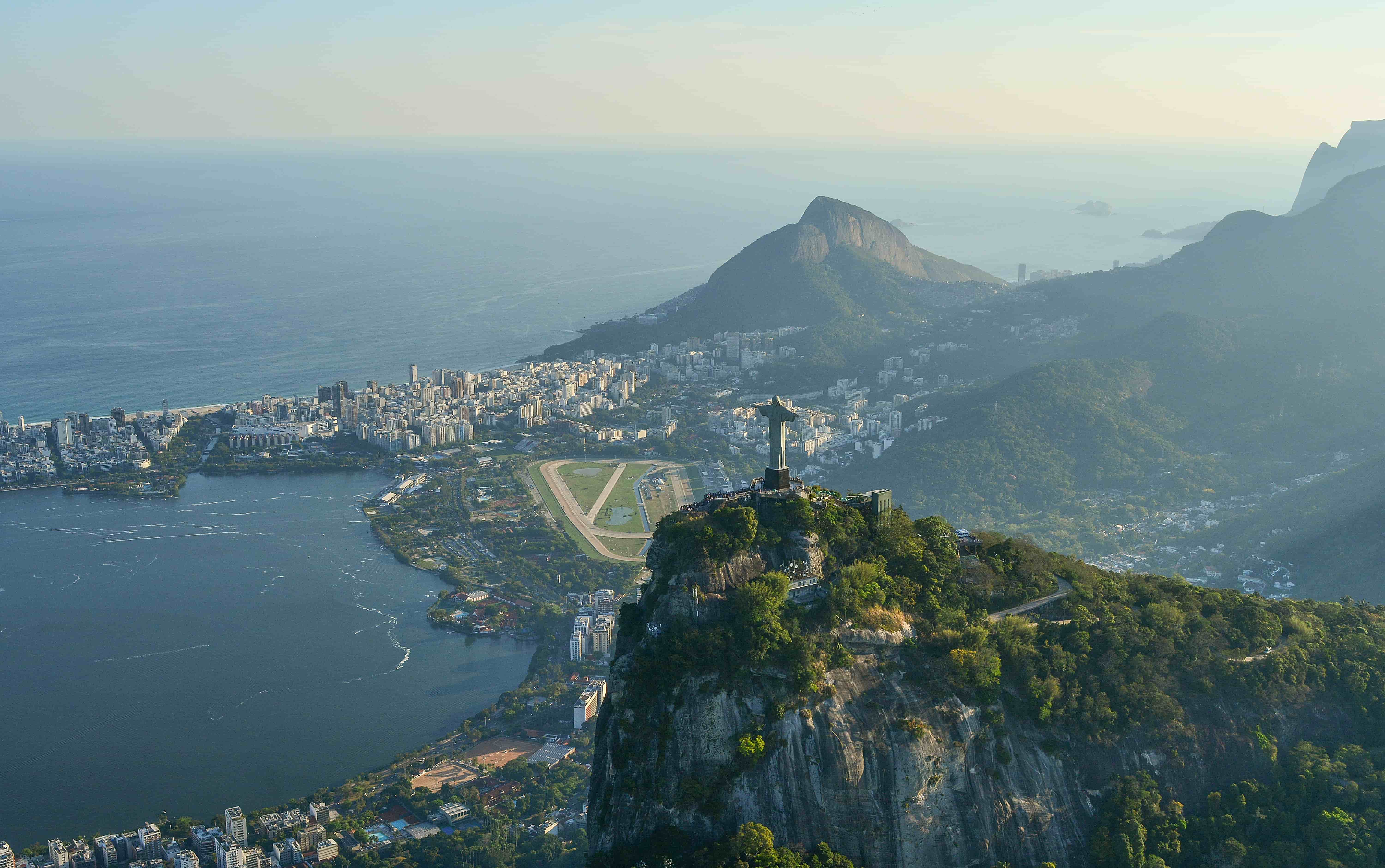 imagem mostrando o cristo redentor e o rio de janeiro com suas paisagens